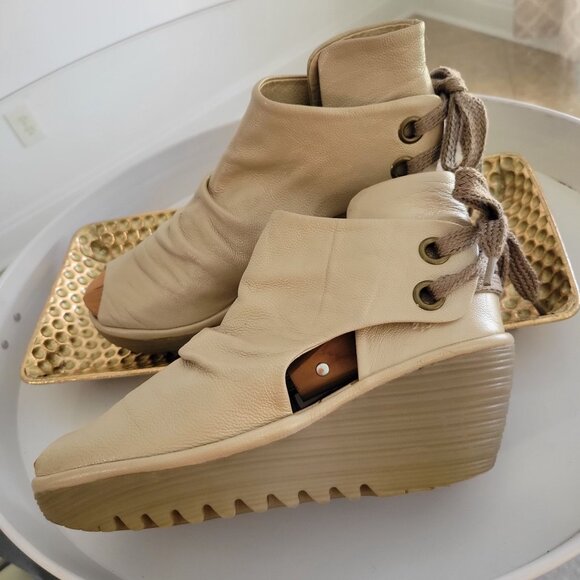 Fly London Peep-Toe Wedge Ivory Pearl Metallic Leather, EU 37 - Picture 4 of 11